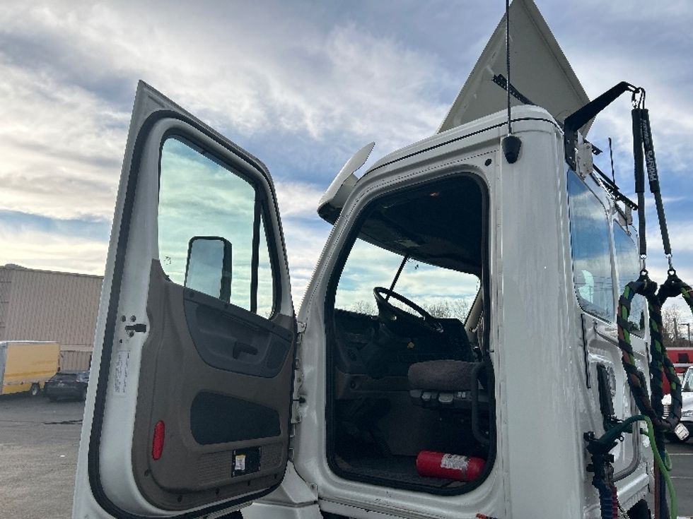 Day Cab Tractor-Heavy Duty Tractors-Freightliner-2017-Cascadia 12542ST-Kent-WA-584,139\n\t\tmiles-$ 19,000 - Image 9