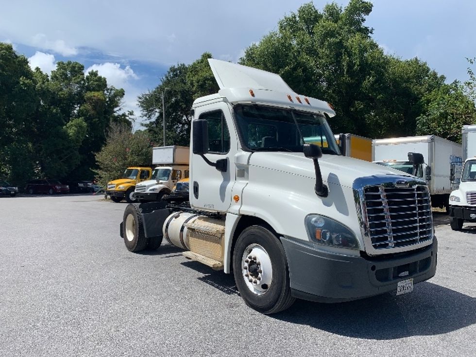 2017 Freightliner Cascadia 12542ST Day Cab Tractor