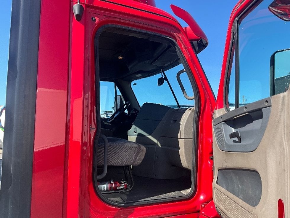 Day Cab Tractor-Heavy Duty Tractors-Freightliner-2017-Cascadia 12542ST-Tacoma-WA-410,636\n\t\tmiles-$ 25,000 - Image 12