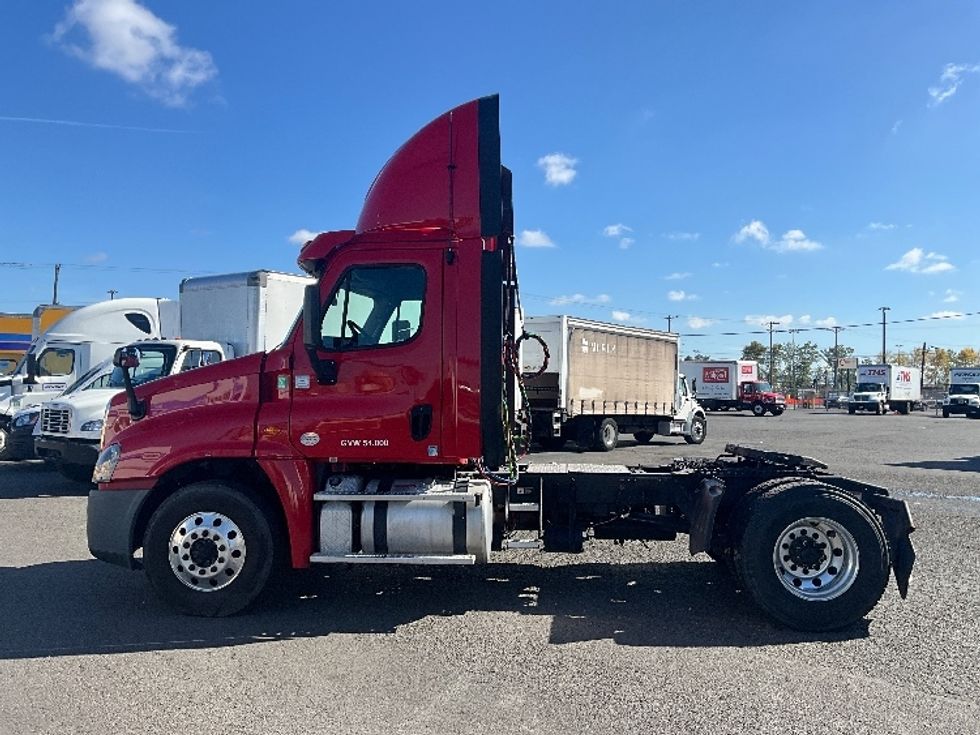 Day Cab Tractor-Heavy Duty Tractors-Freightliner-2017-Cascadia 12542ST-Tacoma-WA-410,636\n\t\tmiles-$ 25,000 - Image 4