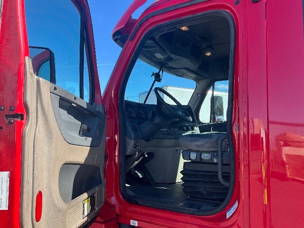 Day Cab Tractor-Heavy Duty Tractors-Freightliner-2017-Cascadia 12542ST-Tacoma-WA-410,636\n\t\tmiles-$ 25,000 - Image 9
