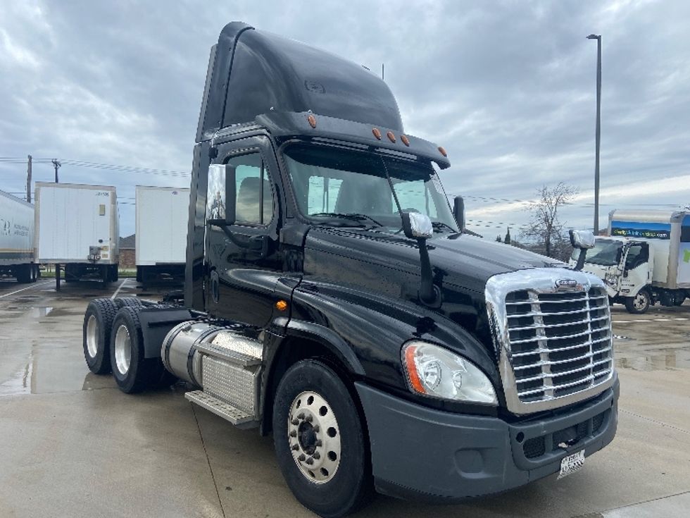 Day Cab Tractor-Heavy Duty Tractors-Freightliner-2017-Cascadia 12564ST-Arlington-TX-294,771\n\t\tmiles-$ 36,750 - Image 1