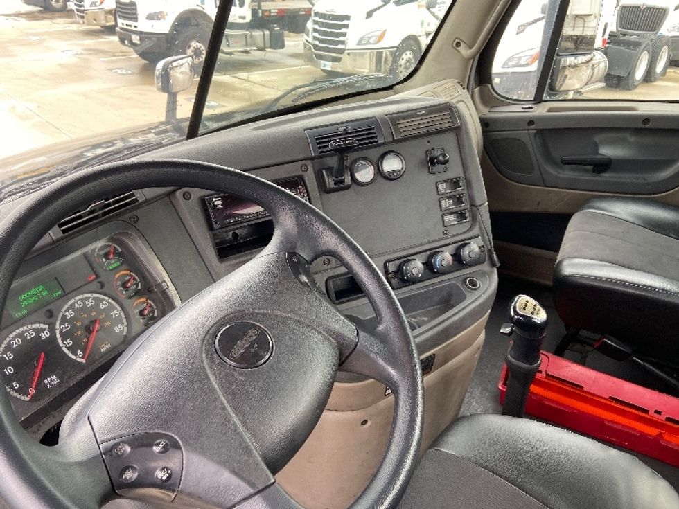 Day Cab Tractor-Heavy Duty Tractors-Freightliner-2017-Cascadia 12564ST-Arlington-TX-294,771\n\t\tmiles-$ 36,750 - Image 10
