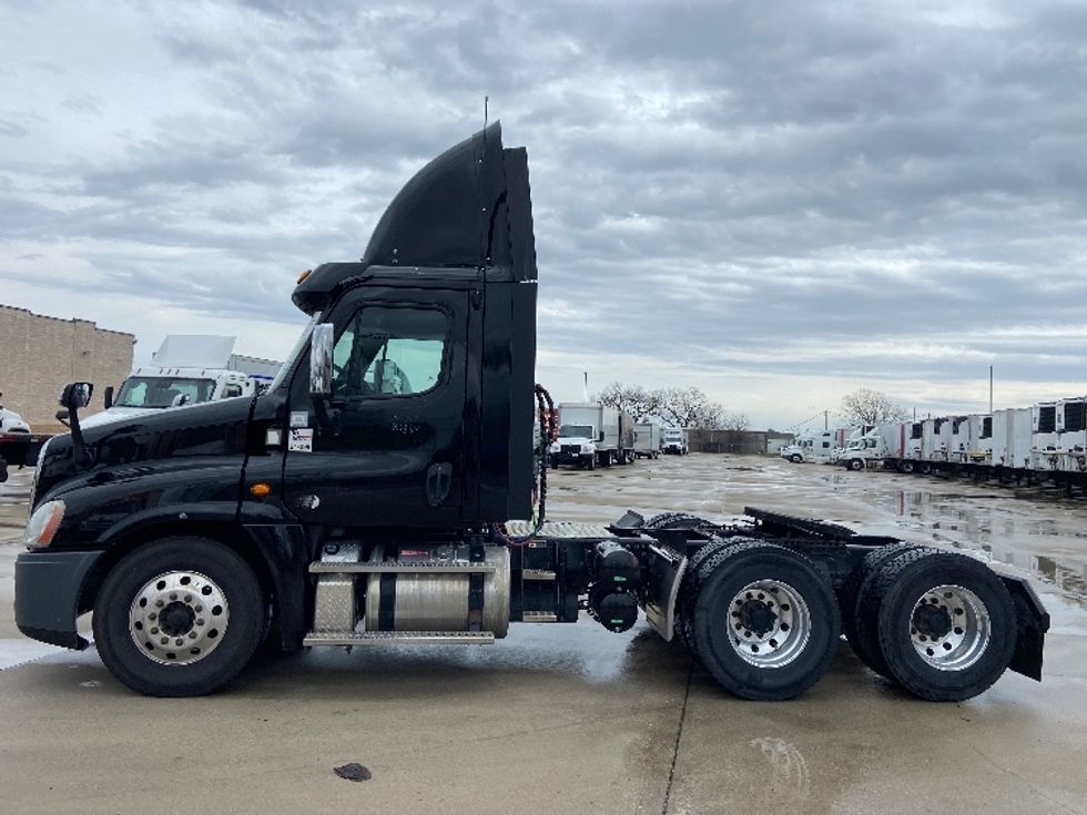 Day Cab Tractor-Heavy Duty Tractors-Freightliner-2017-Cascadia 12564ST-Arlington-TX-294,771\n\t\tmiles-$ 36,750 - Image 4