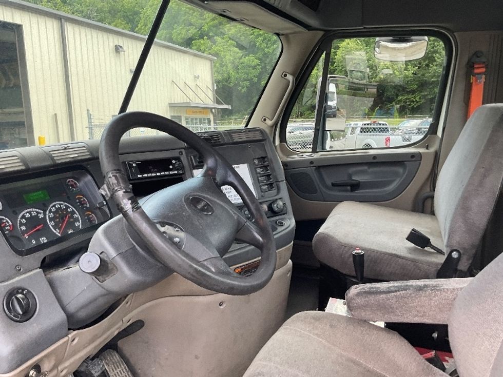 Day Cab Tractor-Heavy Duty Tractors-Freightliner-2017-Cascadia 12564ST-Asheville-NC-222,345\n\t\tmiles-$ 44,500 - Image 10