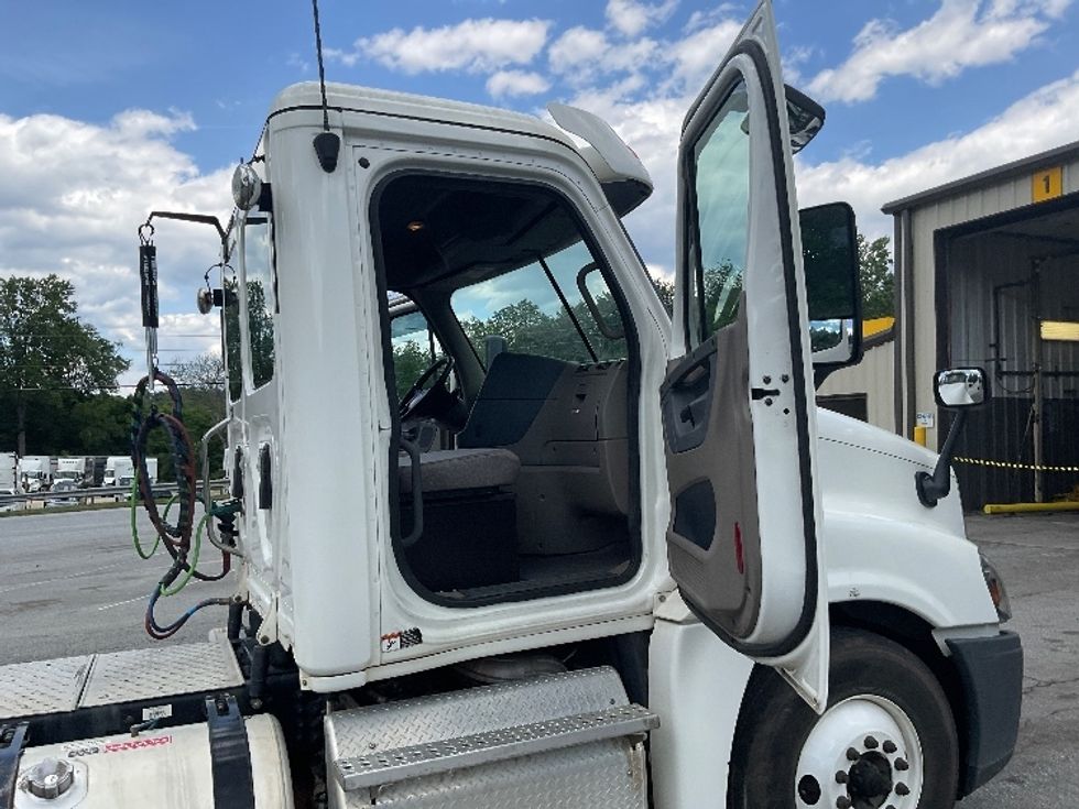 Day Cab Tractor-Heavy Duty Tractors-Freightliner-2017-Cascadia 12564ST-Asheville-NC-222,345\n\t\tmiles-$ 44,500 - Image 12