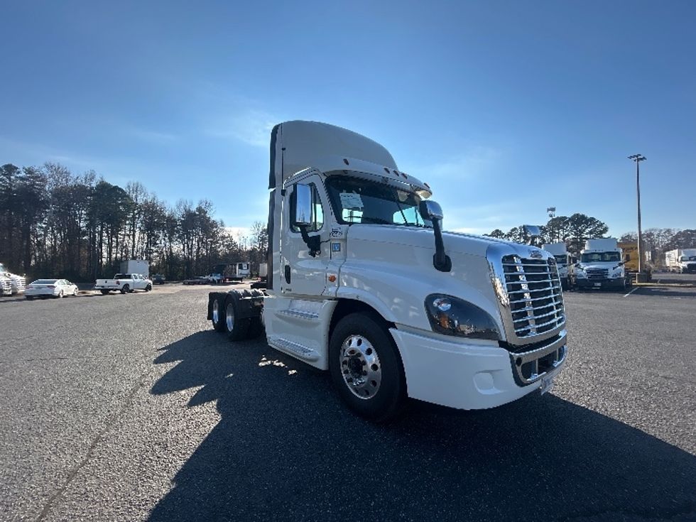 Day Cab Tractor-Heavy Duty Tractors-Freightliner-2017-Cascadia 12564ST-Charlotte-NC-533,330\n\t\tmiles-$ 32,000 - Image 1