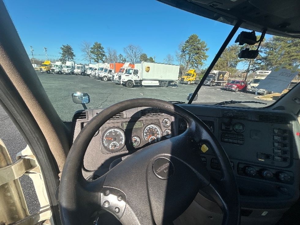 Day Cab Tractor-Heavy Duty Tractors-Freightliner-2017-Cascadia 12564ST-Charlotte-NC-533,330\n\t\tmiles-$ 32,000 - Image 11