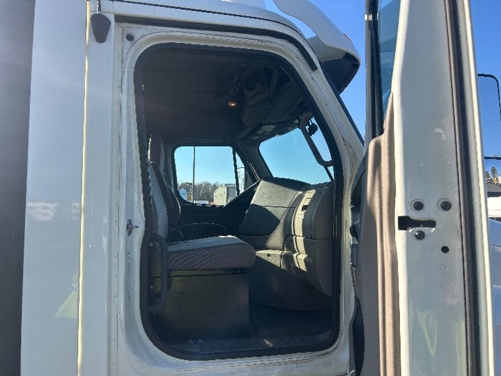 Day Cab Tractor-Heavy Duty Tractors-Freightliner-2017-Cascadia 12564ST-Charlotte-NC-533,330\n\t\tmiles-$ 32,000 - Image 12