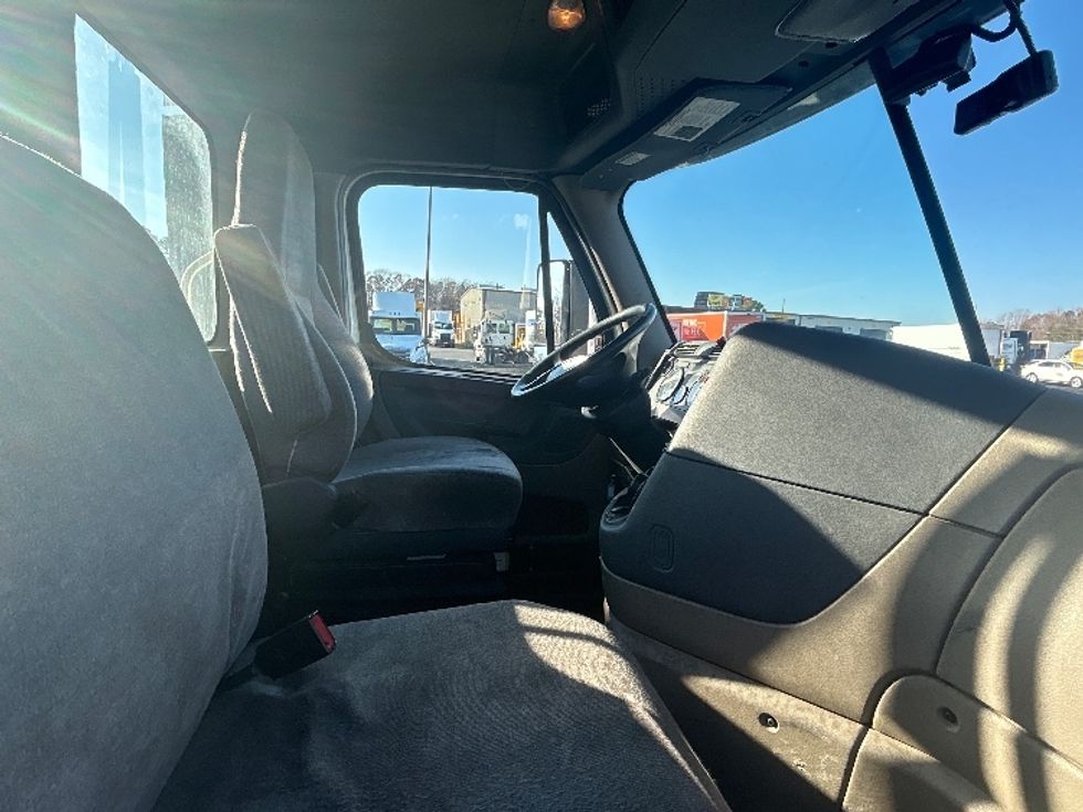 Day Cab Tractor-Heavy Duty Tractors-Freightliner-2017-Cascadia 12564ST-Charlotte-NC-533,330\n\t\tmiles-$ 32,000 - Image 14