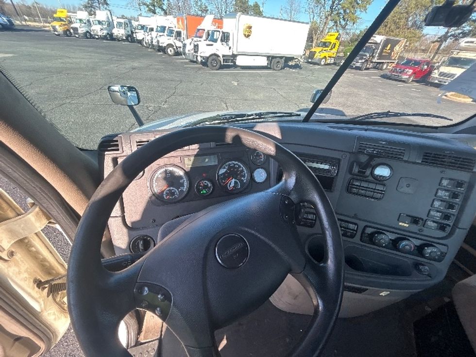 Day Cab Tractor-Heavy Duty Tractors-Freightliner-2017-Cascadia 12564ST-Charlotte-NC-533,330\n\t\tmiles-$ 32,000 - Image 17