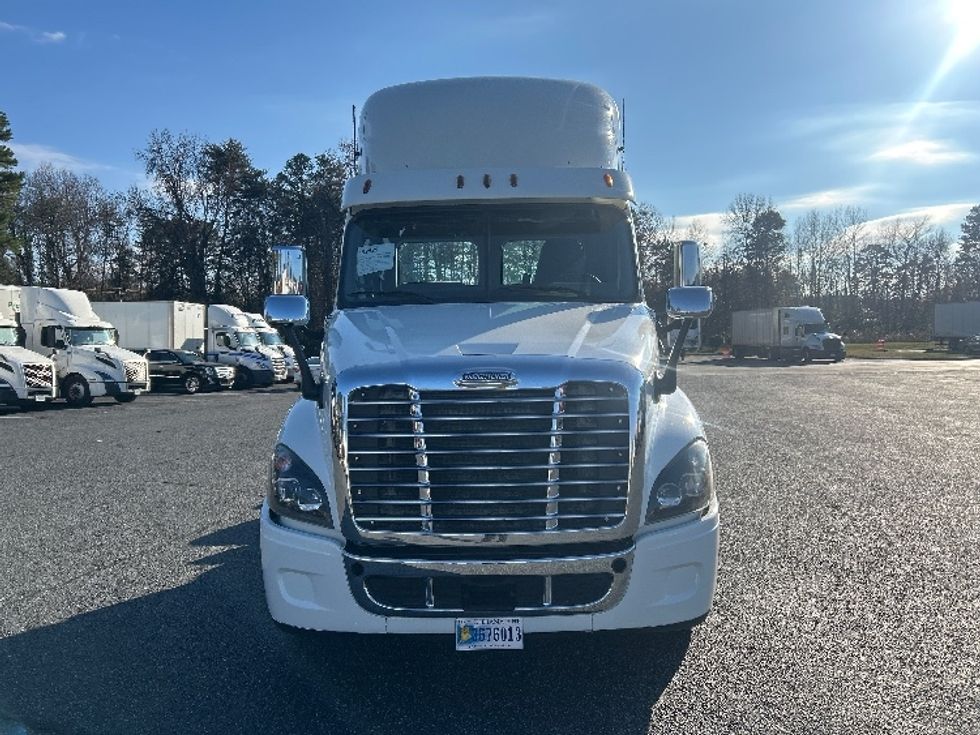 Day Cab Tractor-Heavy Duty Tractors-Freightliner-2017-Cascadia 12564ST-Charlotte-NC-533,330\n\t\tmiles-$ 32,000 - Image 2