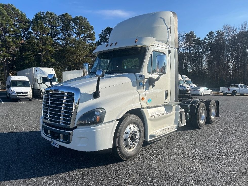 Day Cab Tractor-Heavy Duty Tractors-Freightliner-2017-Cascadia 12564ST-Charlotte-NC-533,330\n\t\tmiles-$ 32,000 - Image 3
