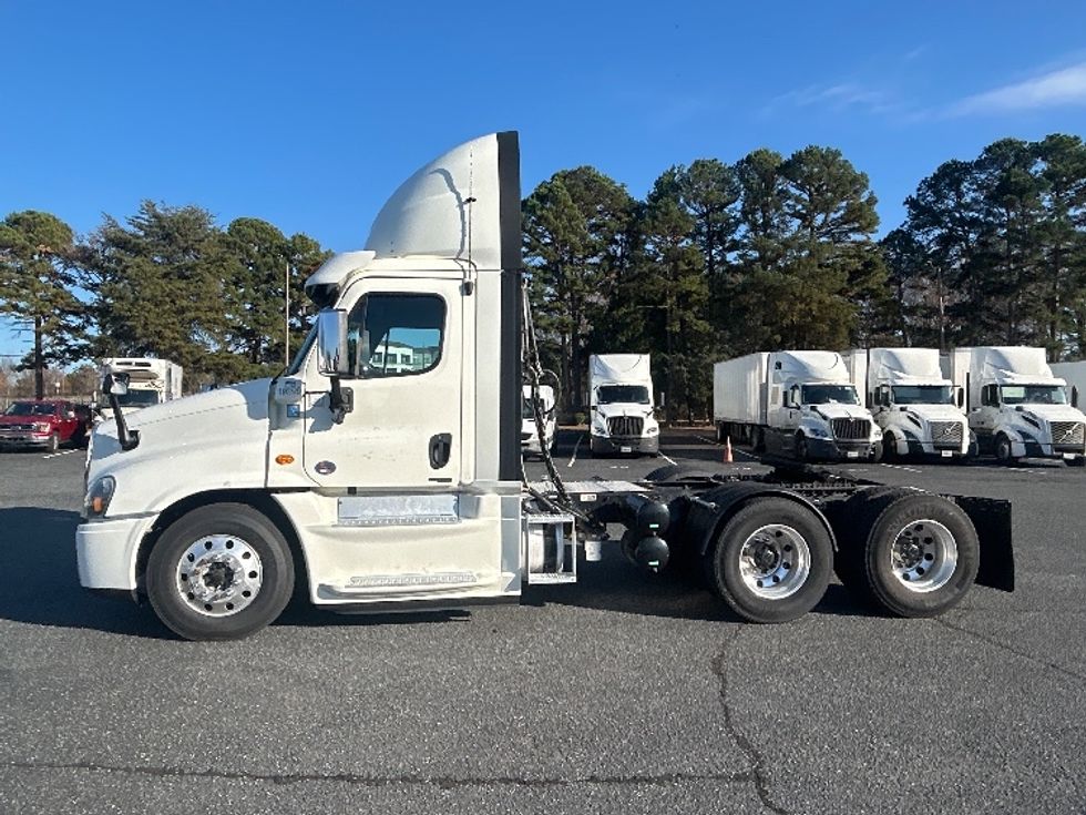 Day Cab Tractor-Heavy Duty Tractors-Freightliner-2017-Cascadia 12564ST-Charlotte-NC-533,330\n\t\tmiles-$ 32,000 - Image 4