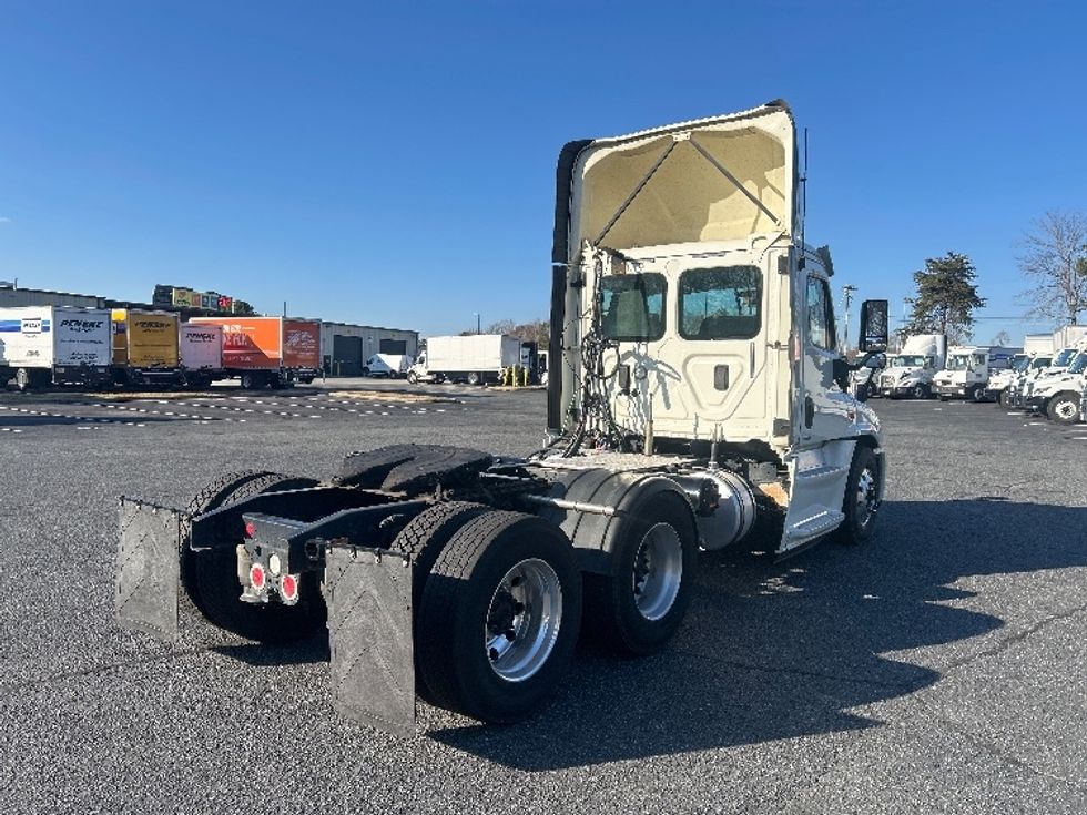 Day Cab Tractor-Heavy Duty Tractors-Freightliner-2017-Cascadia 12564ST-Charlotte-NC-533,330\n\t\tmiles-$ 32,000 - Image 7