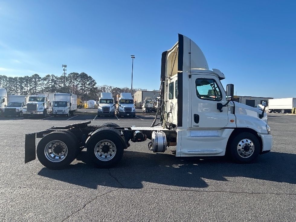 Day Cab Tractor-Heavy Duty Tractors-Freightliner-2017-Cascadia 12564ST-Charlotte-NC-533,330\n\t\tmiles-$ 32,000 - Image 8