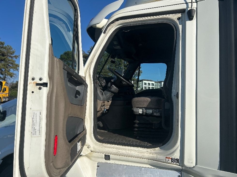 Day Cab Tractor-Heavy Duty Tractors-Freightliner-2017-Cascadia 12564ST-Charlotte-NC-533,330\n\t\tmiles-$ 32,000 - Image 9