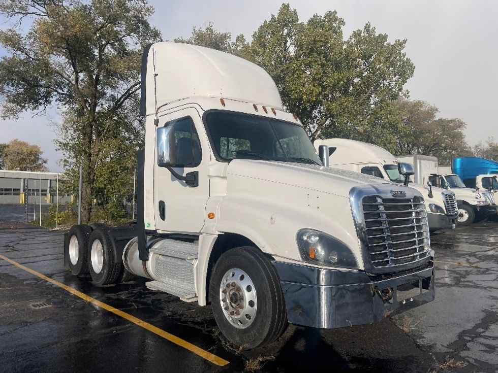 Day Cab Tractor-Heavy Duty Tractors-Freightliner-2017-Cascadia 12564ST-Chicago (Melrose Park)-IL-301,857\n\t\tmiles-$ 43,000 - Image 1