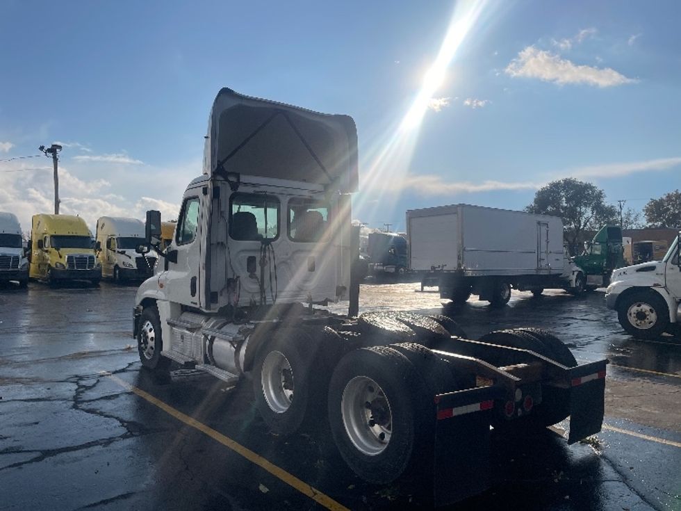 Day Cab Tractor-Heavy Duty Tractors-Freightliner-2017-Cascadia 12564ST-Chicago (Melrose Park)-IL-301,857\n\t\tmiles-$ 43,000 - Image 5