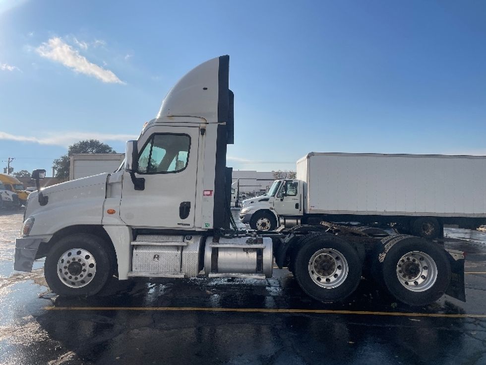 Day Cab Tractor-Heavy Duty Tractors-Freightliner-2017-Cascadia 12564ST-Chicago (Melrose Park)-IL-301,857\n\t\tmiles-$ 43,000 - Image 4