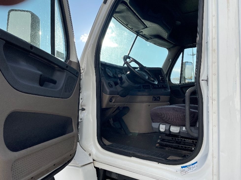 Day Cab Tractor-Heavy Duty Tractors-Freightliner-2017-Cascadia 12564ST-Chicago (Melrose Park)-IL-301,857\n\t\tmiles-$ 43,000 - Image 9