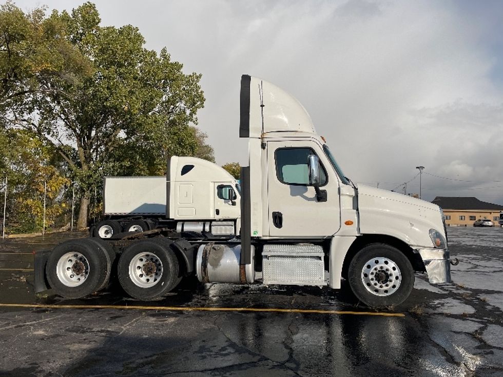 Day Cab Tractor-Heavy Duty Tractors-Freightliner-2017-Cascadia 12564ST-Chicago (Melrose Park)-IL-301,857\n\t\tmiles-$ 43,000 - Image 8