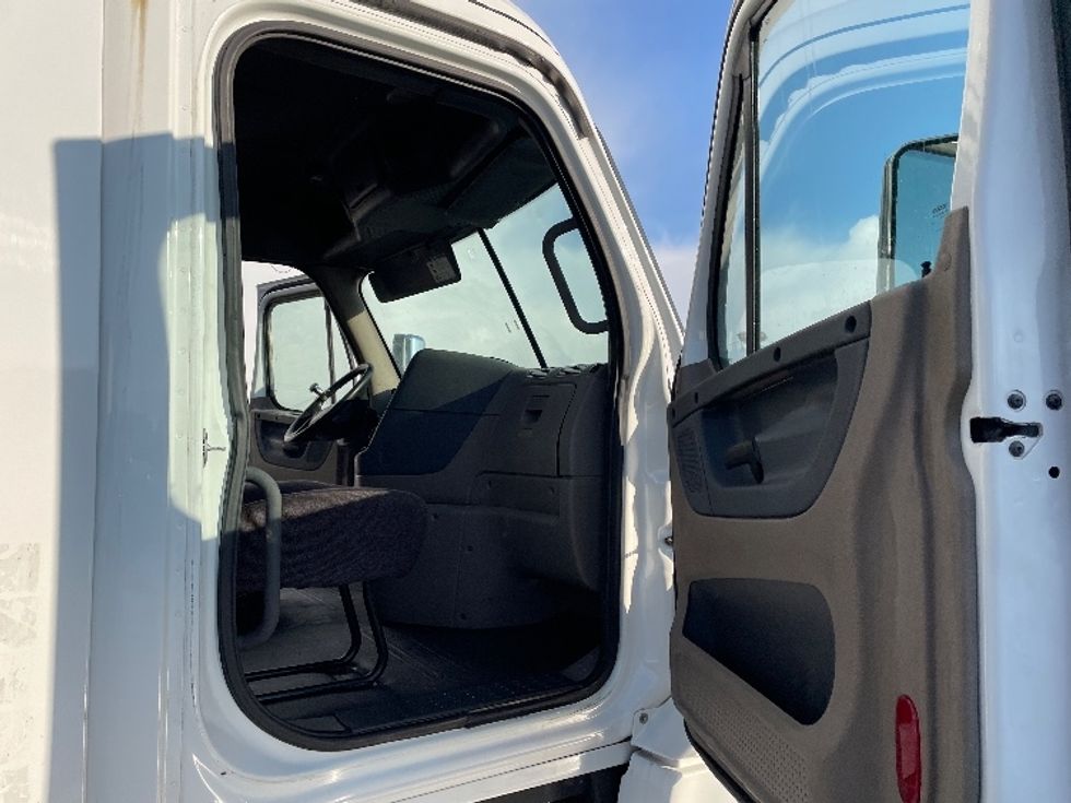 Day Cab Tractor-Heavy Duty Tractors-Freightliner-2017-Cascadia 12564ST-Chicago (Melrose Park)-IL-301,857\n\t\tmiles-$ 43,000 - Image 12