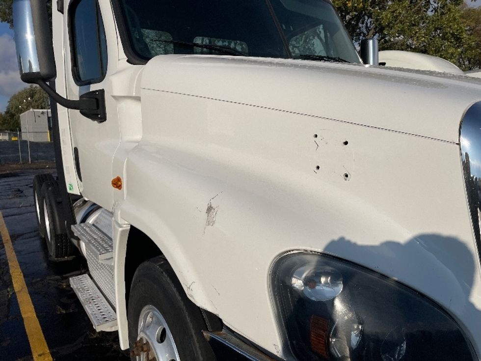 Day Cab Tractor-Heavy Duty Tractors-Freightliner-2017-Cascadia 12564ST-Chicago (Melrose Park)-IL-301,857\n\t\tmiles-$ 43,000 - Image 19