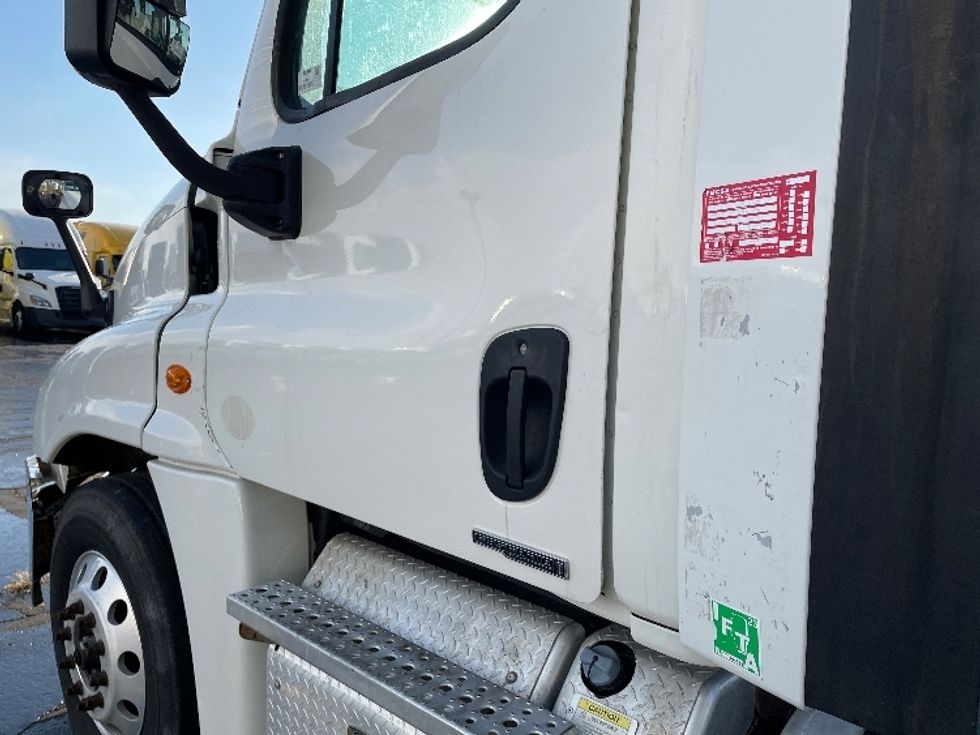 Day Cab Tractor-Heavy Duty Tractors-Freightliner-2017-Cascadia 12564ST-Chicago (Melrose Park)-IL-301,857\n\t\tmiles-$ 43,000 - Image 17