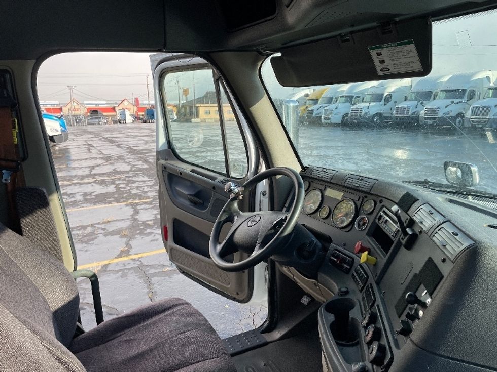 Day Cab Tractor-Heavy Duty Tractors-Freightliner-2017-Cascadia 12564ST-Chicago (Melrose Park)-IL-301,857\n\t\tmiles-$ 43,000 - Image 14