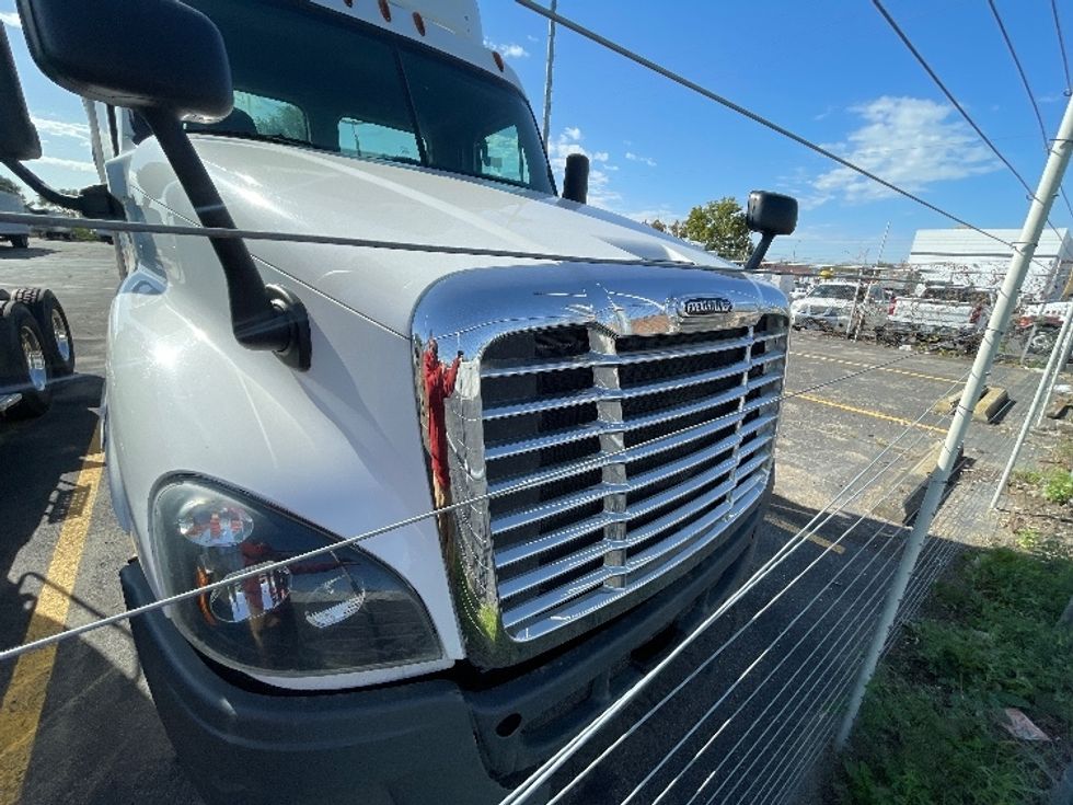Day Cab Tractor-Heavy Duty Tractors-Freightliner-2017-Cascadia 12564ST-Chicago (Melrose Park)-IL-334,588\n\t\tmiles-$ 40,500 - Image 2