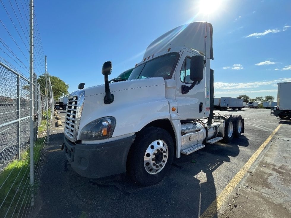 Day Cab Tractor-Heavy Duty Tractors-Freightliner-2017-Cascadia 12564ST-Chicago (Melrose Park)-IL-334,588\n\t\tmiles-$ 40,500 - Image 3
