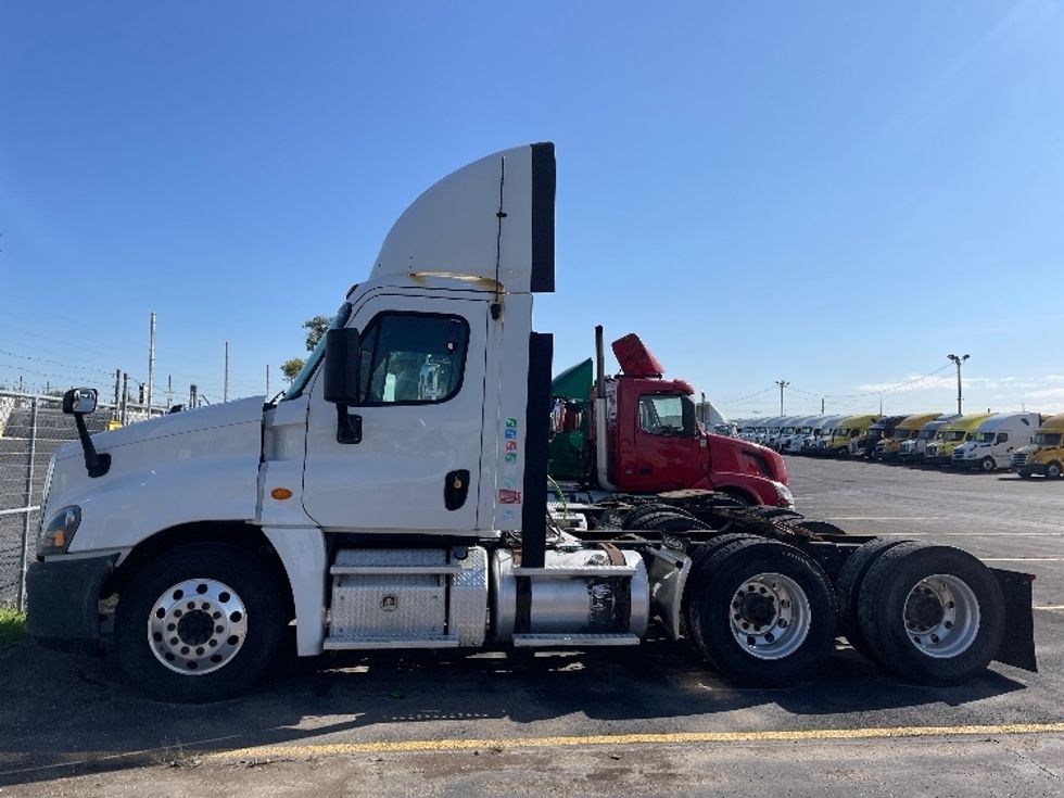 Day Cab Tractor-Heavy Duty Tractors-Freightliner-2017-Cascadia 12564ST-Chicago (Melrose Park)-IL-334,588\n\t\tmiles-$ 40,500 - Image 4
