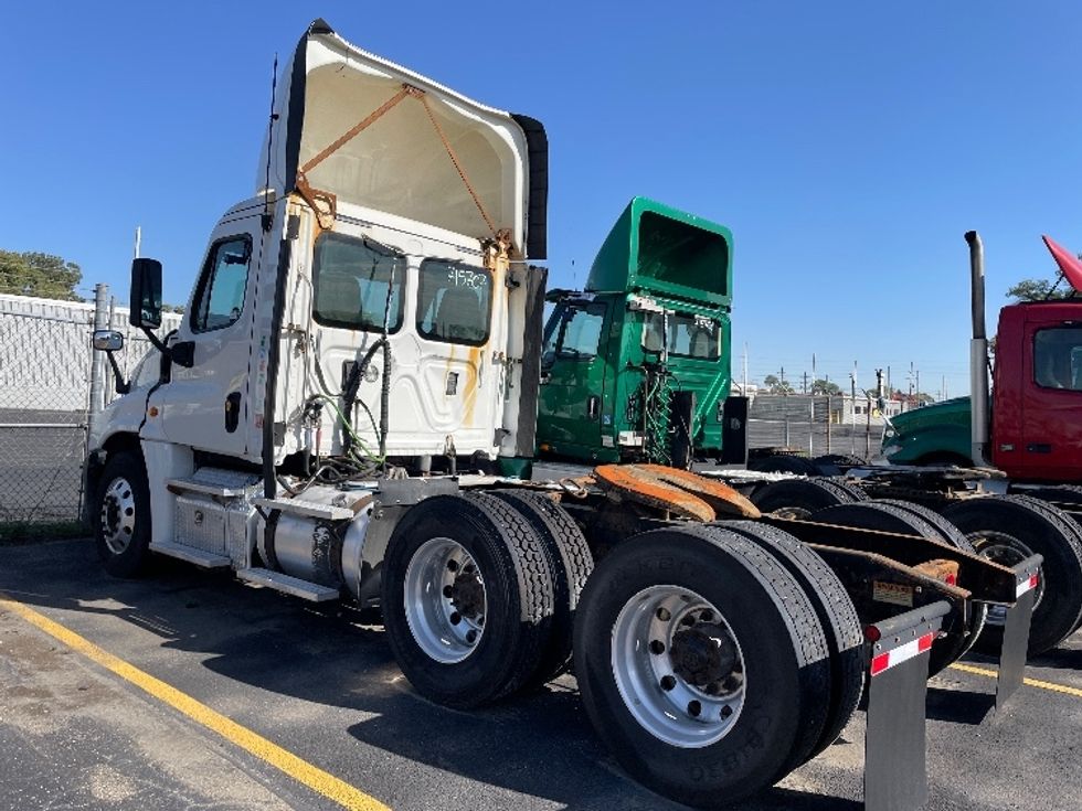 Day Cab Tractor-Heavy Duty Tractors-Freightliner-2017-Cascadia 12564ST-Chicago (Melrose Park)-IL-334,588\n\t\tmiles-$ 40,500 - Image 5