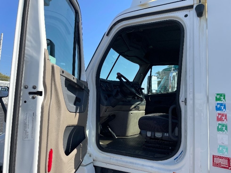 Day Cab Tractor-Heavy Duty Tractors-Freightliner-2017-Cascadia 12564ST-Chicago (Melrose Park)-IL-334,588\n\t\tmiles-$ 40,500 - Image 9