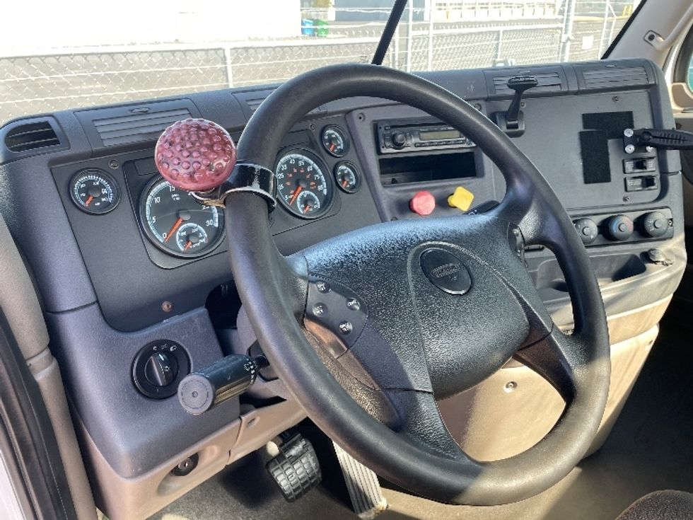 Day Cab Tractor-Heavy Duty Tractors-Freightliner-2017-Cascadia 12564ST-Chicago (Melrose Park)-IL-334,588\n\t\tmiles-$ 40,500 - Image 10