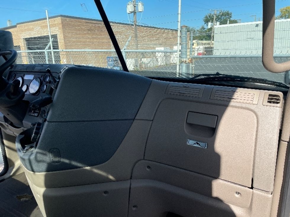 Day Cab Tractor-Heavy Duty Tractors-Freightliner-2017-Cascadia 12564ST-Chicago (Melrose Park)-IL-334,588\n\t\tmiles-$ 40,500 - Image 13