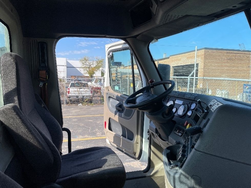 Day Cab Tractor-Heavy Duty Tractors-Freightliner-2017-Cascadia 12564ST-Chicago (Melrose Park)-IL-334,588\n\t\tmiles-$ 40,500 - Image 14