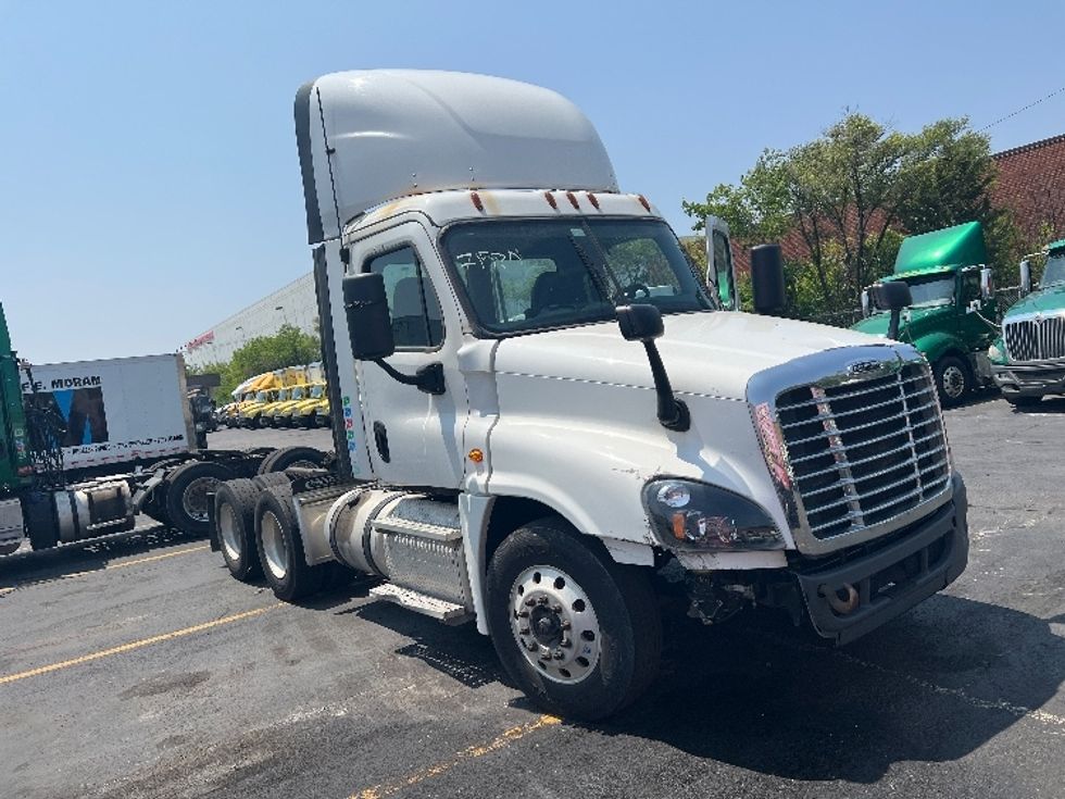 Day Cab Tractor-Heavy Duty Tractors-Freightliner-2017-Cascadia 12564ST-Chicago (Melrose Park)-IL-520,103\n\t\tmiles-$ 31,250 - Image 1