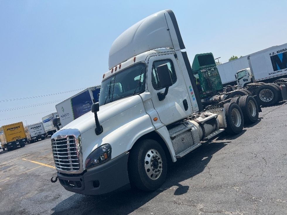 Day Cab Tractor-Heavy Duty Tractors-Freightliner-2017-Cascadia 12564ST-Chicago (Melrose Park)-IL-520,103\n\t\tmiles-$ 31,250 - Image 3