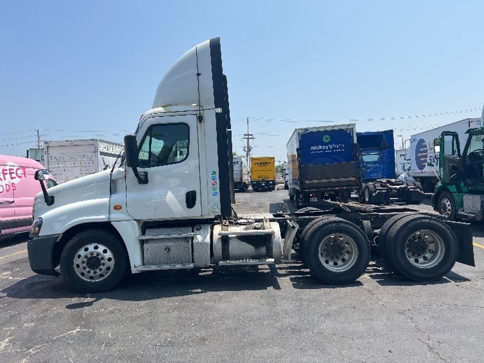 Day Cab Tractor-Heavy Duty Tractors-Freightliner-2017-Cascadia 12564ST-Chicago (Melrose Park)-IL-520,103\n\t\tmiles-$ 31,250 - Image 4