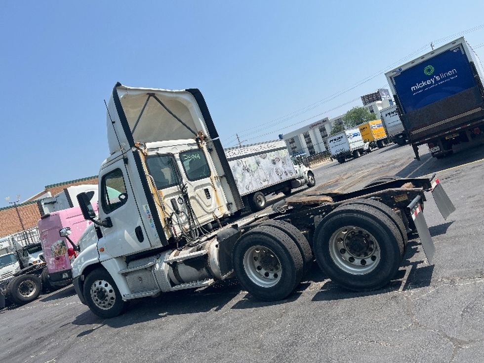Day Cab Tractor-Heavy Duty Tractors-Freightliner-2017-Cascadia 12564ST-Chicago (Melrose Park)-IL-520,103\n\t\tmiles-$ 31,250 - Image 5