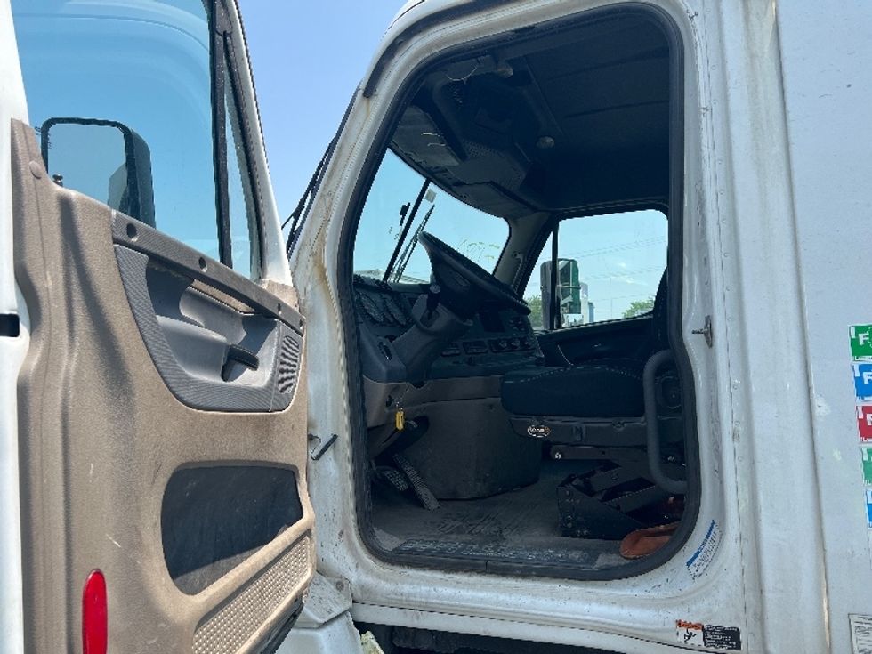 Day Cab Tractor-Heavy Duty Tractors-Freightliner-2017-Cascadia 12564ST-Chicago (Melrose Park)-IL-520,103\n\t\tmiles-$ 31,250 - Image 9