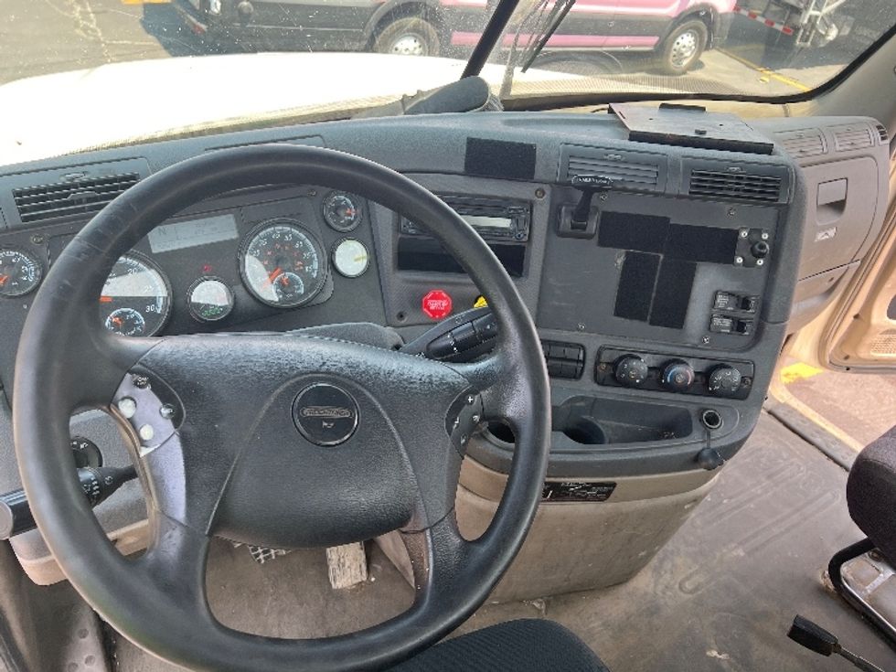 Day Cab Tractor-Heavy Duty Tractors-Freightliner-2017-Cascadia 12564ST-Chicago (Melrose Park)-IL-520,103\n\t\tmiles-$ 31,250 - Image 11