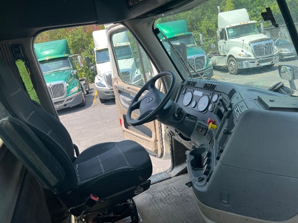 Day Cab Tractor-Heavy Duty Tractors-Freightliner-2017-Cascadia 12564ST-Chicago (Melrose Park)-IL-520,103\n\t\tmiles-$ 31,250 - Image 14