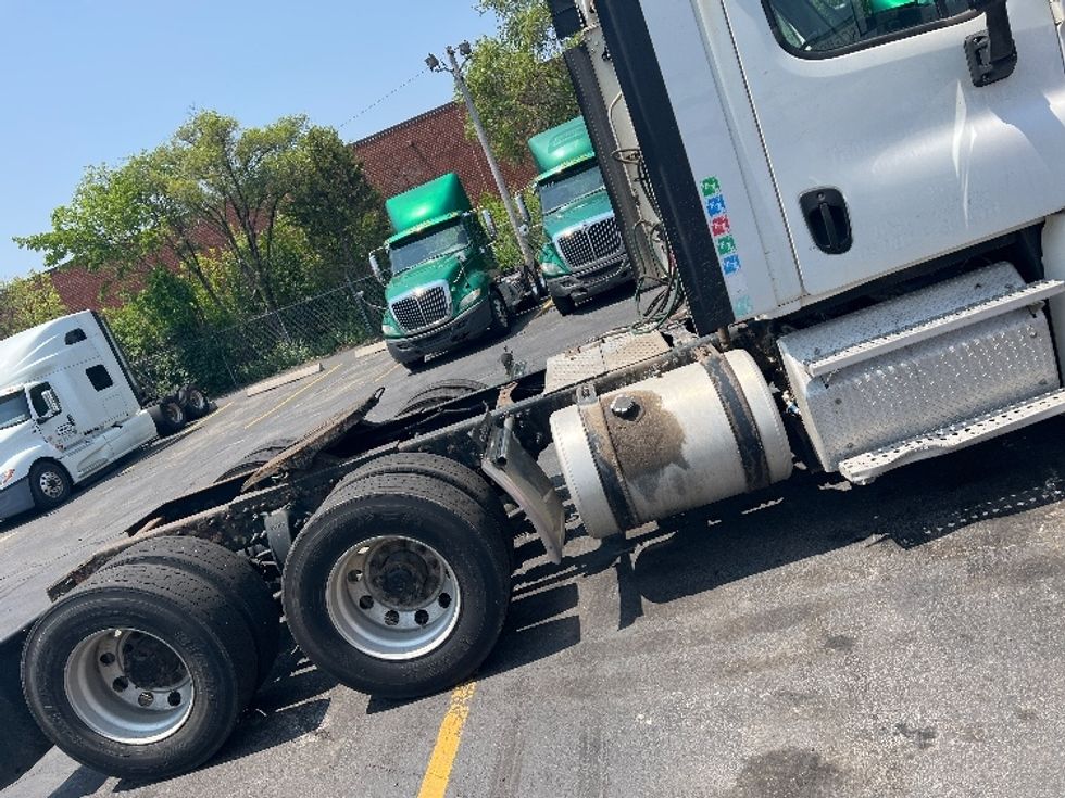 Day Cab Tractor-Heavy Duty Tractors-Freightliner-2017-Cascadia 12564ST-Chicago (Melrose Park)-IL-520,103\n\t\tmiles-$ 31,250 - Image 18