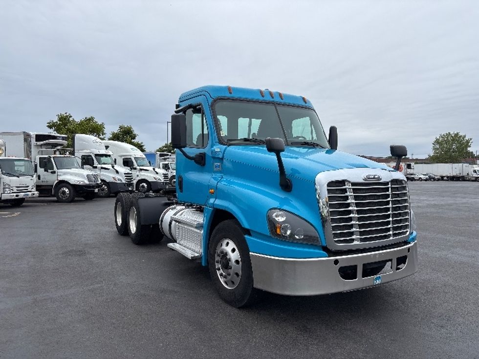 Day Cab Tractor-Heavy Duty Tractors-Freightliner-2017-Cascadia 12564ST-Chicopee-MA-402,263\n\t\tmiles-$ 30,750 - Image 1