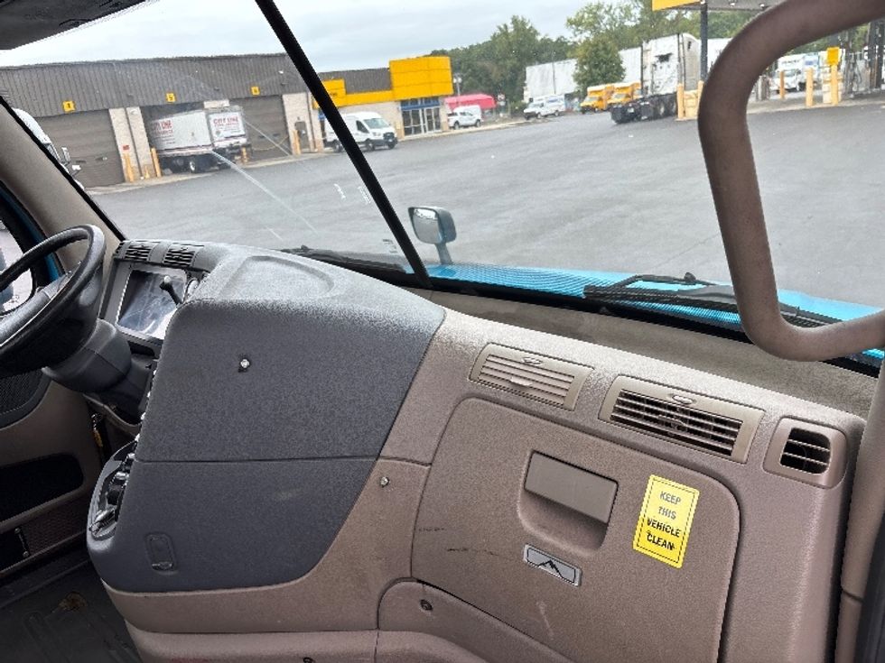 Day Cab Tractor-Heavy Duty Tractors-Freightliner-2017-Cascadia 12564ST-Chicopee-MA-402,263\n\t\tmiles-$ 30,750 - Image 13