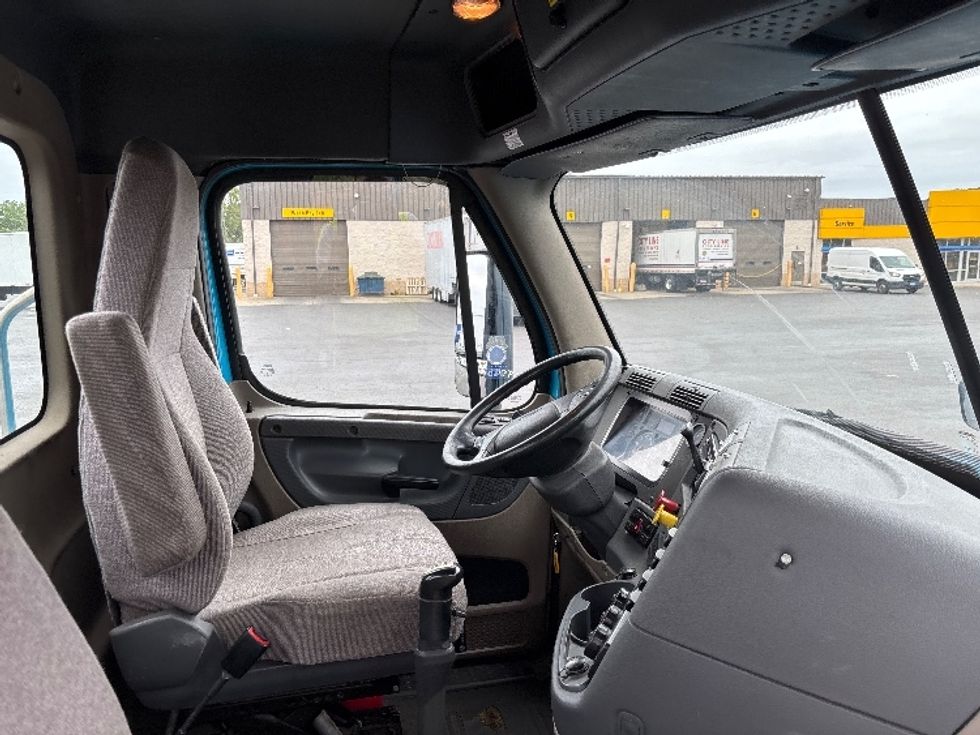 Day Cab Tractor-Heavy Duty Tractors-Freightliner-2017-Cascadia 12564ST-Chicopee-MA-402,263\n\t\tmiles-$ 30,750 - Image 14