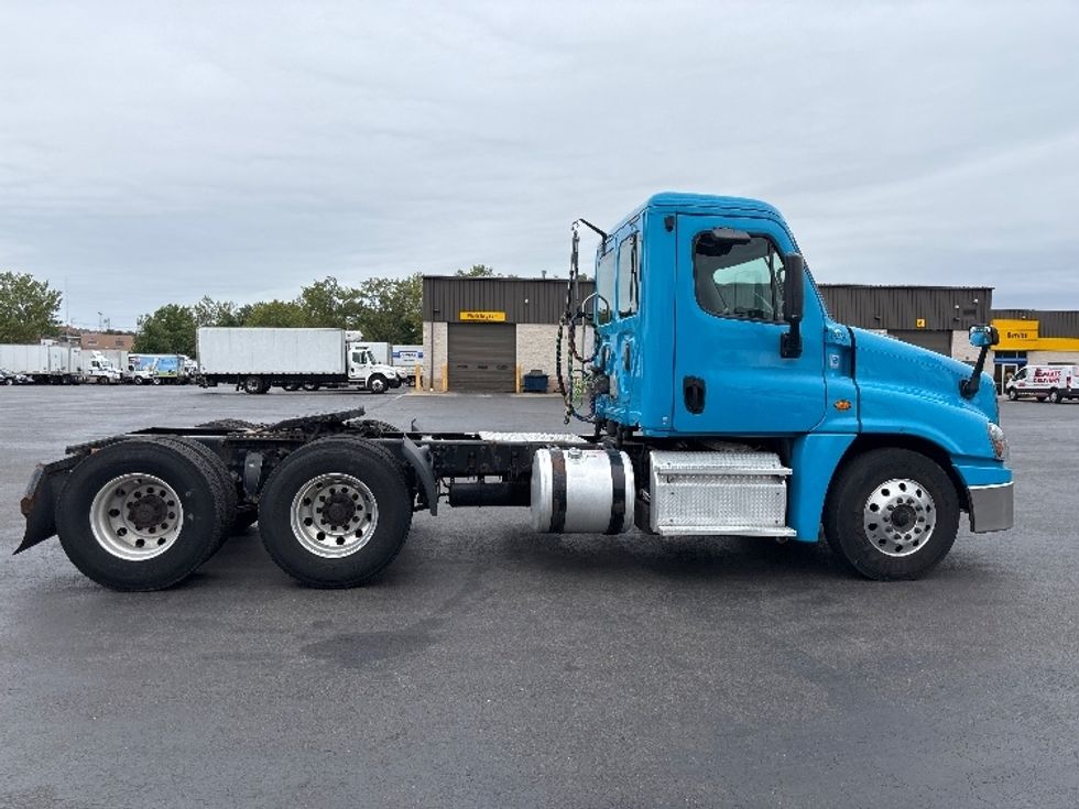 Day Cab Tractor-Heavy Duty Tractors-Freightliner-2017-Cascadia 12564ST-Chicopee-MA-402,263\n\t\tmiles-$ 30,750 - Image 8